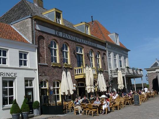 Buurtvereniging Heusden roept horecazaken op om terrassen te verkleinen / Foto: "Vismarkt" door G. Lanting