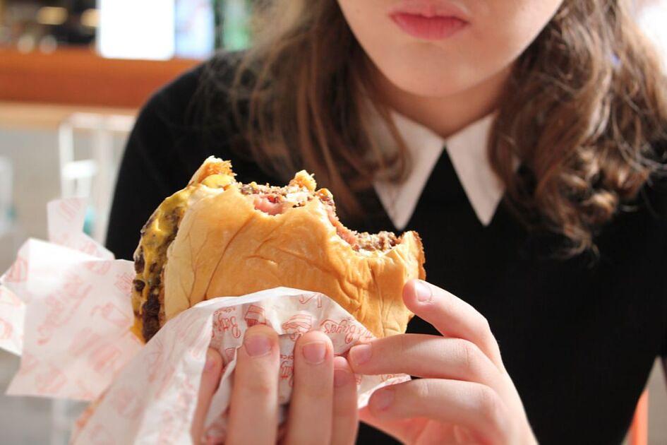 Opkomst van fastfood: een bloeiende industrie tijdens economische crises