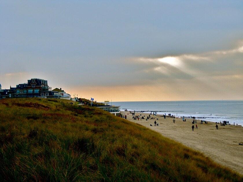 Hotelier Pieter van de Woestijne heropent Duinheuvel en Wilhelmina als Strandhotel Domburg / Foto: "Gouden herfst in Domburg." door melaphantastisch