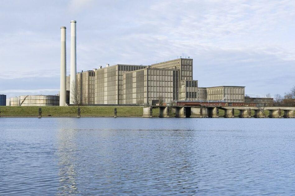 Ondanks vondst teunisbloem toch horeca bij IJsselcentrale in Zwolle / Foto: "Zicht op de elektriciteitscentrale gezien vanaf de overkant van de IJssel" door Jan van Galen