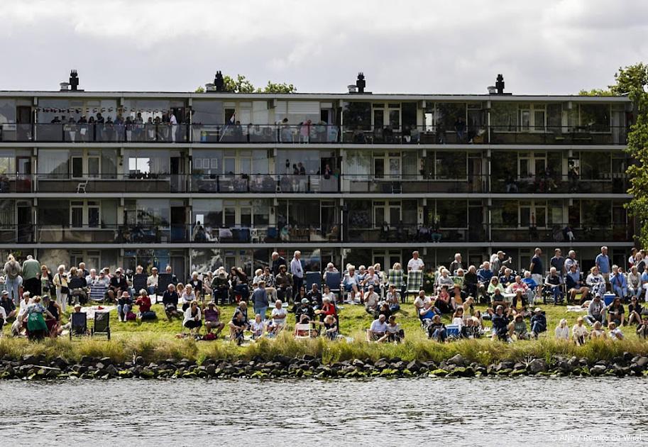 Grote drukte langs IJ bij start SAIL