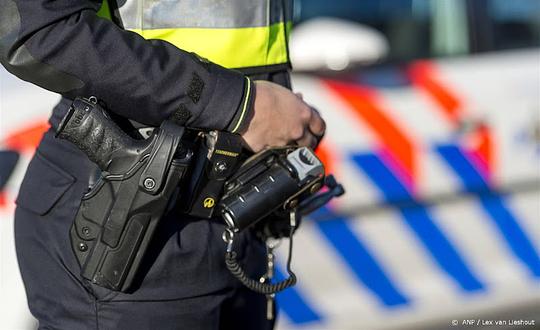 persoon van politie met taser en geweer