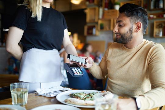 man betaalt voor lunch