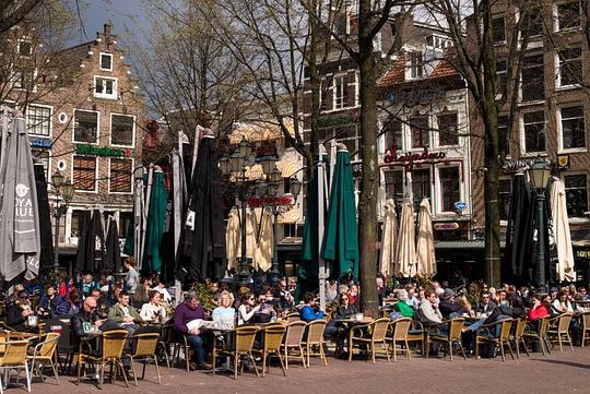 Won Yip en Q Hospitality openen hotel waar nu Heineken Hoek staat / Foto: 'Early spring at Leidseplein' door R. Boed