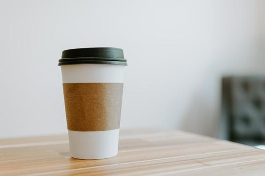 Wat betaal je straks voor wegwerpbekers- en bakjes met plastic? 