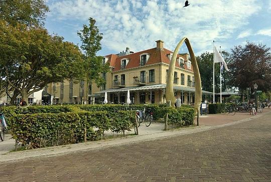 Tien miljoen voor Hotel Graaf Bernstorff op Schiermonnikoog / Foto: "Schiermonnikoog Hotel Graaf Bernstorff en walviskaak" door ankeric @ Mapillary.com