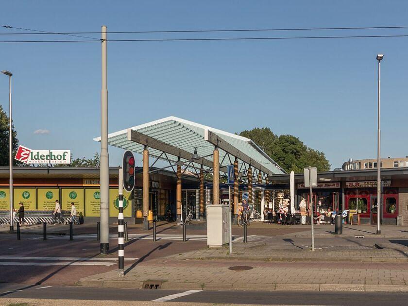 Wie heeft het gemunt op de horeca in Arnhems winkelcentrum? / Foto: "Arnhem-Elderveld, winkelcentrum de Elderhof" door Michiel Verbeek