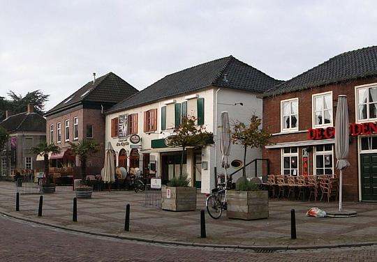 Door ernstige artrose moet deze horecaondernemer zijn café verkopen / Foto: "Op de grens- Druten op zondagmorgen" door Peter Fontijn