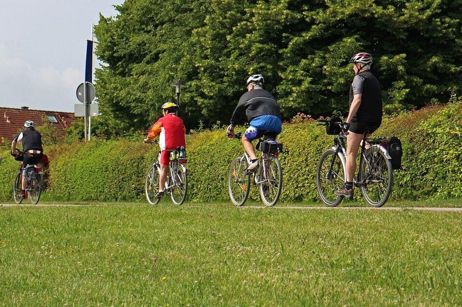 Fiets langs elf kroegen tijdens de Elluf Kroegentocht in Westland