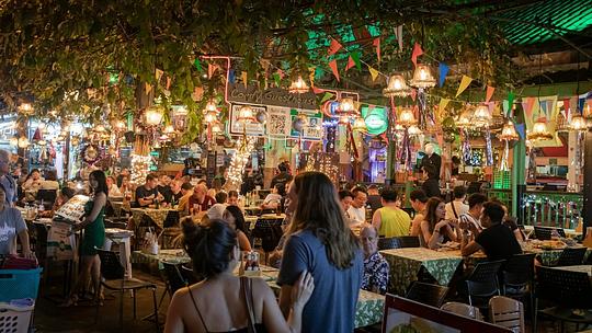 Volle bar met mensen en vlaggetjes