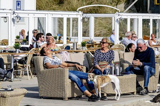 Personeel strandpaviljoens zocht verkoeling op in de zee