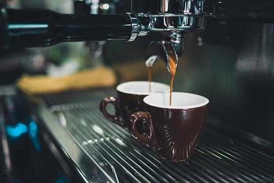 espresso machine met kopje onder het apparaat