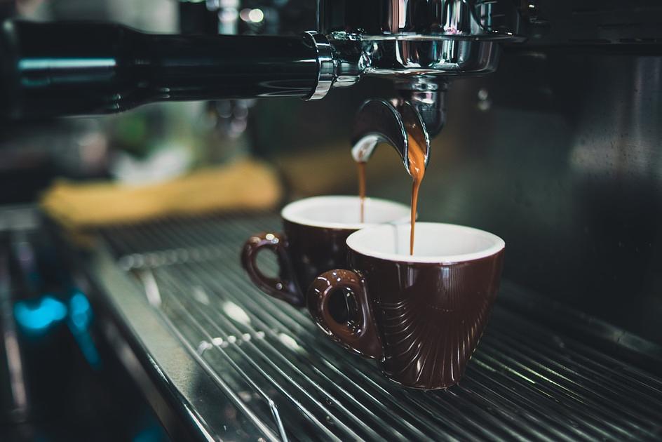 espresso machine met kopje onder het apparaat