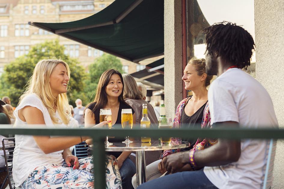 mensen op terras met drankjes