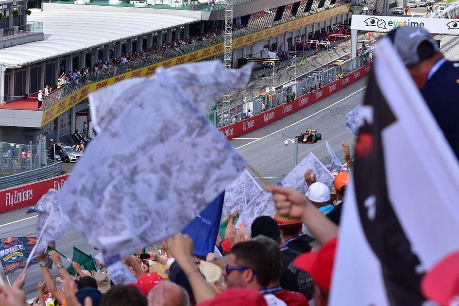 Verstappen-fans uit Musselkanaal maken Red Bull-hotel van truck / Foto: "Max Verstappen wins the 2018 Austrian Grand Prix" door Pedrik