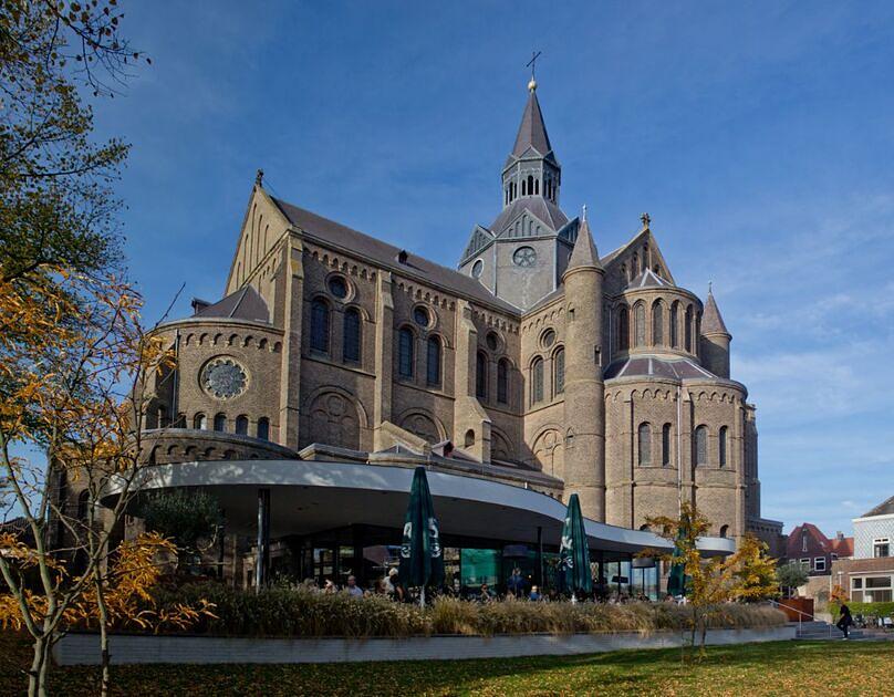 Broer en zus Schellekens verkopen restaurant Hemels in Vught, wordt grandcafé / Foto: "Vught - Sint Petruskerk" door Grotevriendelijkereus