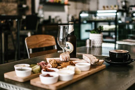 tafel in restaurant met borrelplank bier en koffie