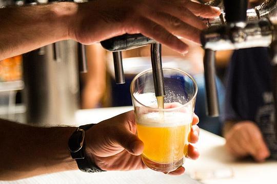 Nederlanders drinken minder bier in de eerste maanden van het jaar