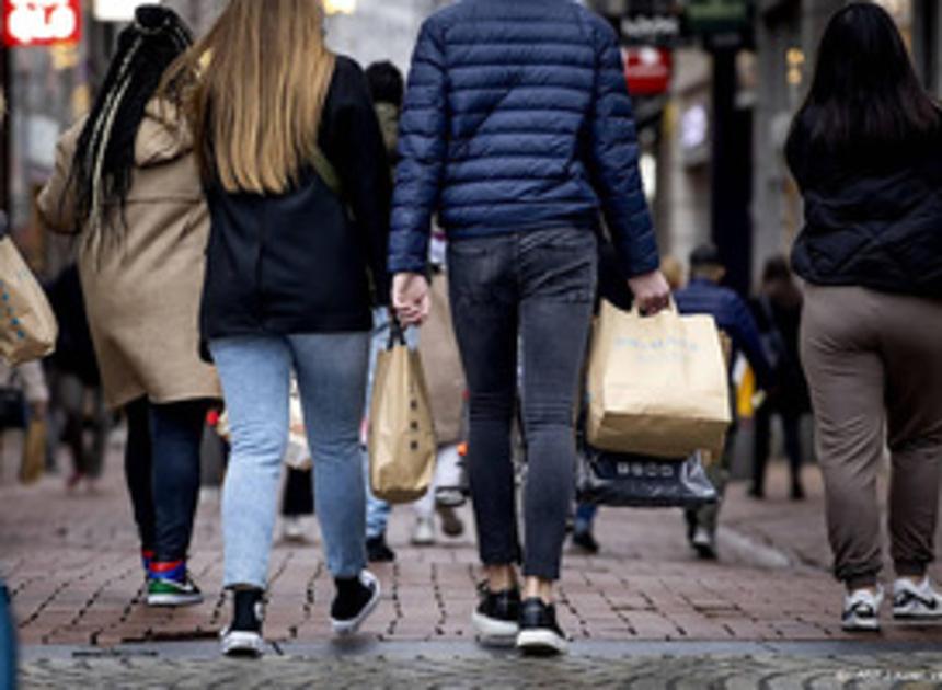 Nederlanders kopen minder goederen, besteden meer aan diensten zoals horeca