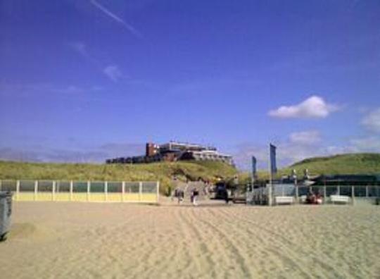 Verbouwing strandhotel Het Hoge Duin in Wijk aan Zee loopt flinke vertraging op / "Hotel Het Hoge Duin" door Moe_ (CC BY 2.0.) https://creativecommons.org/licenses/by/2.0/?ref=openverse.