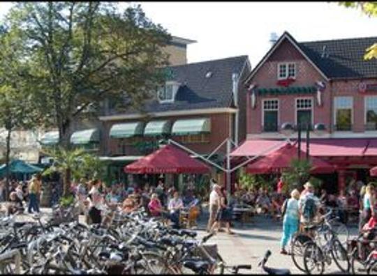 Terrassen in gemeente Emmen mogen permanent vergroot worden / "Marktplein, Emmen" door Rene Mensen (CC BY 2.0.) https://creativecommons.org/licenses/by/2.0/?ref=openverse.