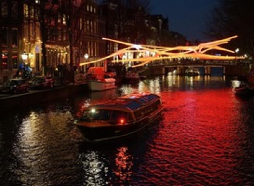 Gemeente Amsterdam deelt nieuwe 24-uursvergunning uit aan horeca