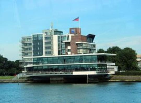 Eerste onderwater hotelkamer Nederland in Delta Hotel in Vlaardingen / "Delta Hotel (Vlaardingen)" door Bic (CC BY-SA 4.0), https://creativecommons.org/licenses/by-sa/4.0/?ref=openverse