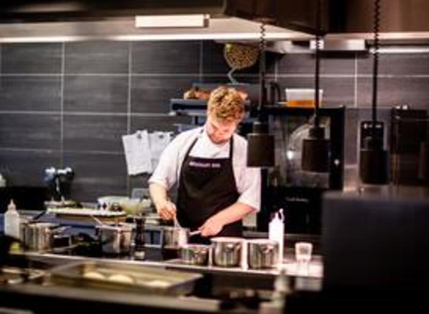 Chefkok van 24Kitchen onder de indruk van horecaleerlingen speciaal onderwijs