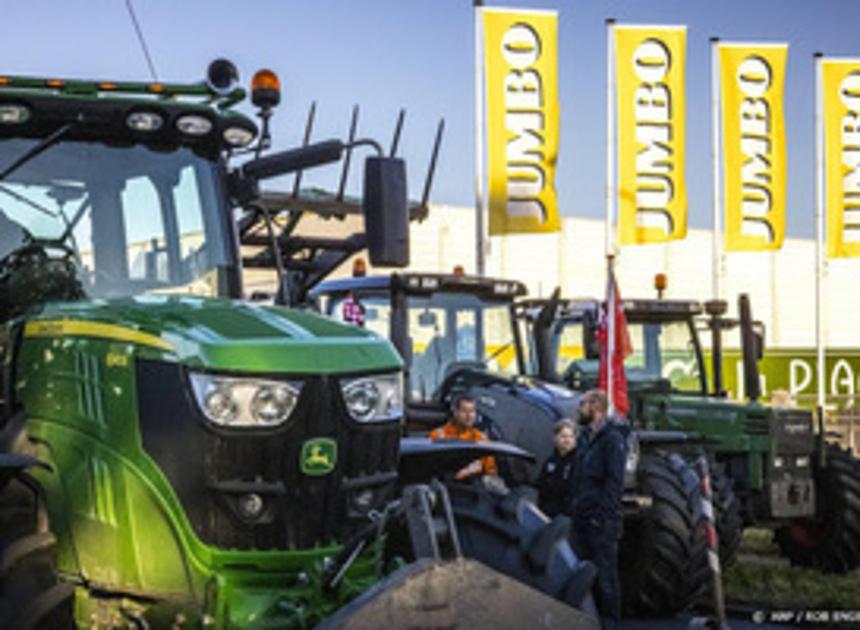 Boeren blokkeren met trekkers distributiecentra van ketens supermarkten