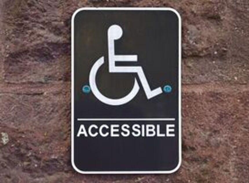 Eindhovense horeca doet proef met oprijplanken voor rolstoelgebruikers