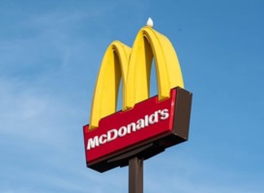 Werkstraf van 60 uur voor man die in 2021 ongevaccineerd McDonald’s in wil