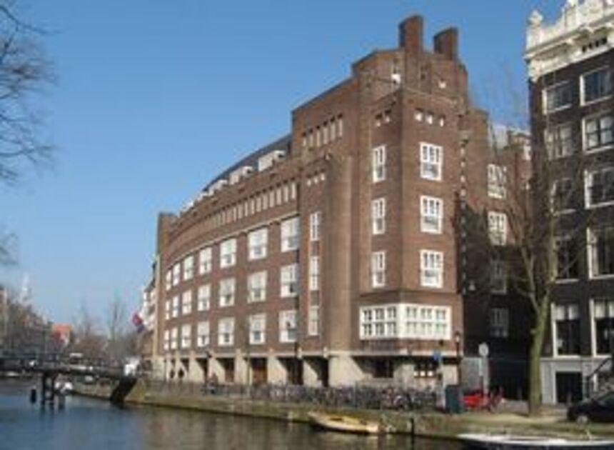 The Grand Amsterdam eerste hotel in Amsterdam met EarthCheck-certificaat / "Oudezijds Voorburgwal 197" door Michiel1972 ( CC BY-SA 3.0.) https://creativecommons.org/licenses/by-sa/3.0/?ref=openverse.