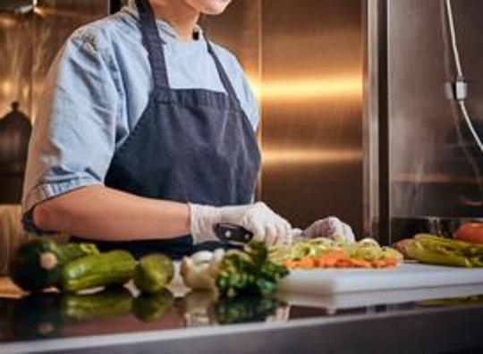 Bij Turquoise in Haarlem gaan taallessen en koken hand in hand