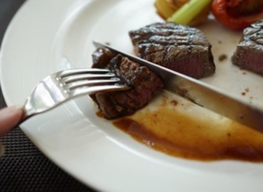 Jongeren vinden uit eten gaan te duur en kiezen voor alternatieven