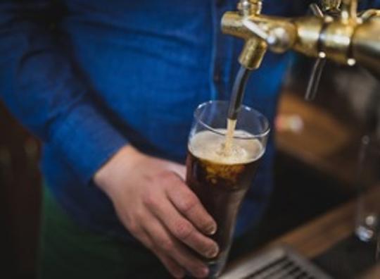 Café in Uden is bierprijs zat en koopt bier in Duitsland: ‘Is veel goedkoper!’