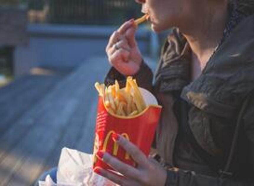 Staatssecretaris in gesprek met zorgverzekeraars over beleggingen in fastfood
