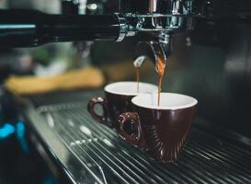 Lunchcafé STOET in Hengelo deelt koffie uit aan minder bedeelden