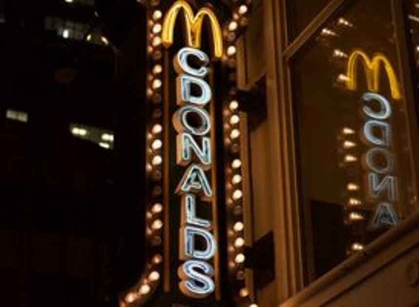 Personeel McDonald’s krijgt nieuwe bedrijfskleding