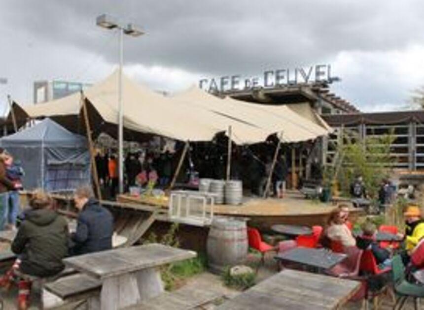 Café de Ceuvel in Amsterdam moet weg, maar hoopt terug te keren met hulp gemeente / "2017-04-27 Café de Ceuvel" door Philip Shannon (CC BY 2.0.) https://creativecommons.org/licenses/by/2.0/?ref=openverse.