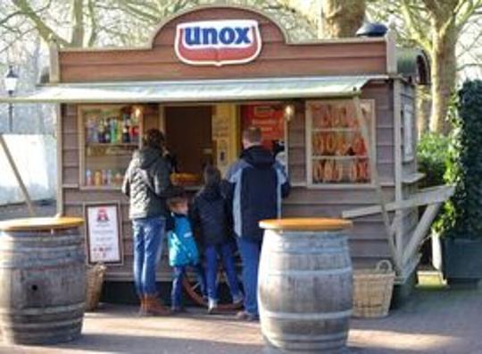 Broodje Unox kost tegenwoordig vijf euro in de Efteling / Foto: " Efteling" door G.Lanting (CC BY-SA 4.0.) https://creativecommons.org/licenses/by-sa/4.0/?ref=openverse.