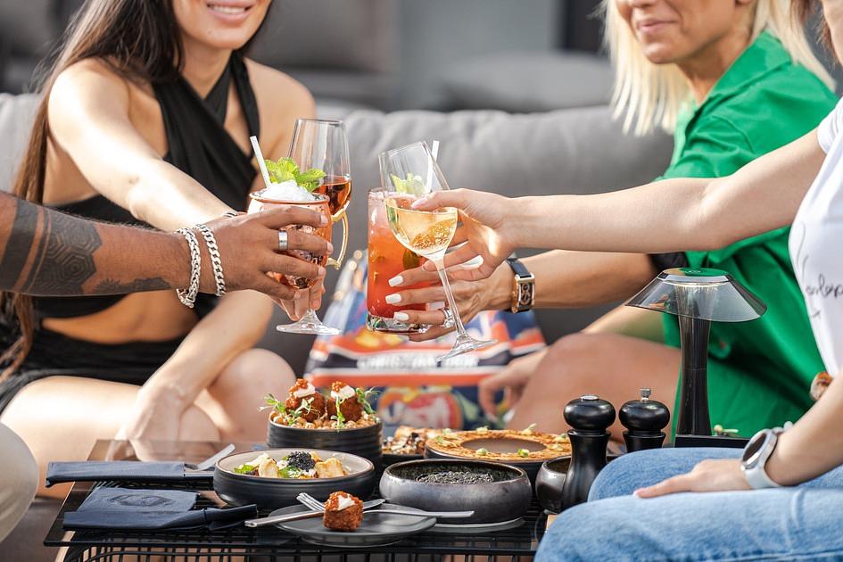 Borrelen op het terras met eten en drinken