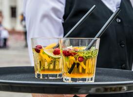 Studenten uit Eindhoven bedenken anti-knoeidienblad tegen drankverspilling