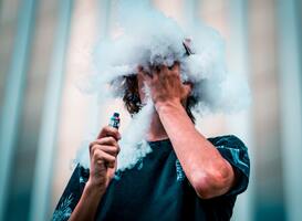 De handhaving van e-sigaretten tijdens het uitgaan is moeilijk en duur