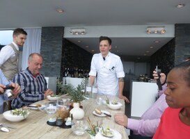 Sterverlies Pure C: “Geen seconde twijfel over toekomst van Pure C” / "Syrco Bakker - Zealand oyster, dune grass, foie gras" door loustejskal.com (CC BY 2.0) https://creativecommons.org/licenses/by/2.0/?ref=openverse.