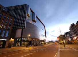 Restaurant De Klub neemt intrekt tegenover TivoliVredenburg in Utrecht / "TivoliVredenburg in Utrecht" door Sebastiaan ter Burg (CC BY 2.0.) https://creativecommons.org/licenses/by/2.0/?ref=openverse.