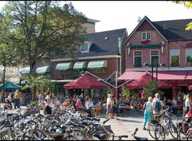 Terrassen in gemeente Emmen mogen permanent vergroot worden / "Marktplein, Emmen" door Rene Mensen (CC BY 2.0.) https://creativecommons.org/licenses/by/2.0/?ref=openverse.