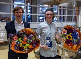 Studenten Freek Kenter en Jasper Koster van Nova College winnen Bokkedoorns award / Foto: Nova College
