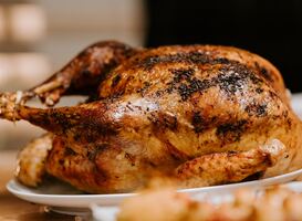 Gasten helpen kippen slachten in restaurant Upstick