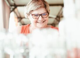 Deze cafetaria denkt mee met dementerende klanten