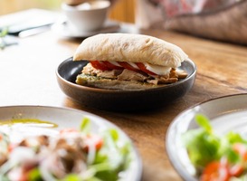 ROOTS Catering verkoopt broodjes en lekkernijen op 16 scholen
